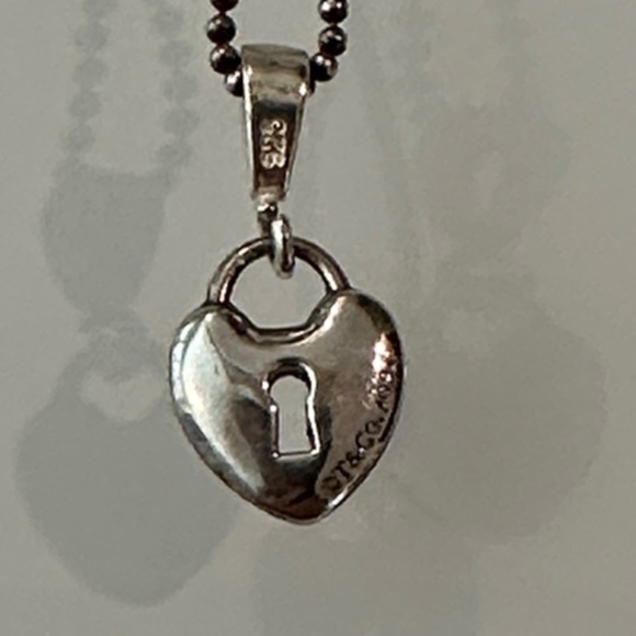 Red Heart Lock Pendant Necklace - Picture 3 of 10